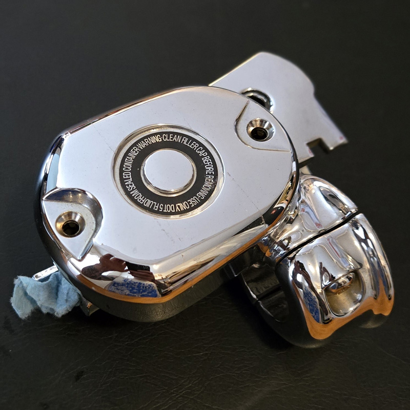 Maitre cylindre chrome