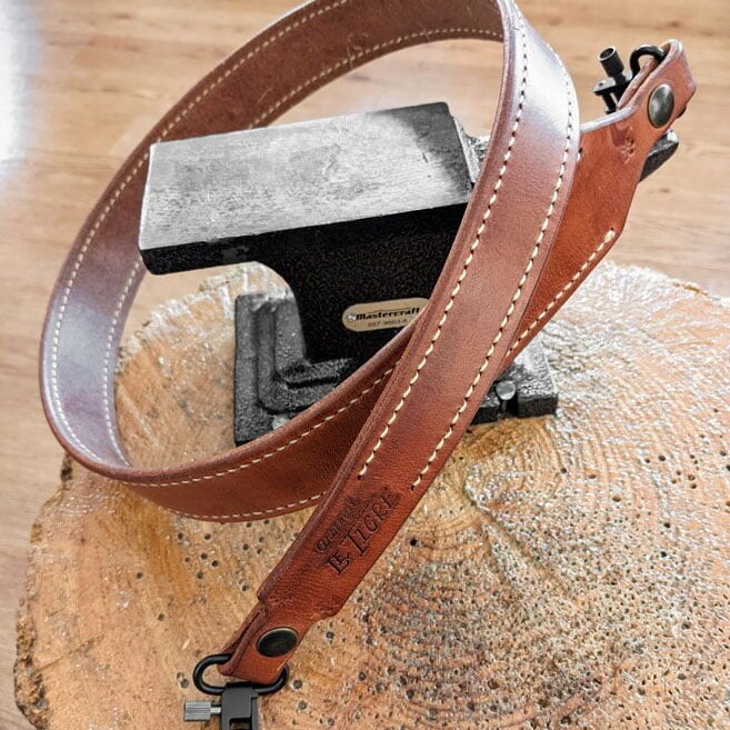 Courroie de fusil en cuir avec attaches